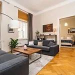 Large And Modern In The Heart Of Daire Prag