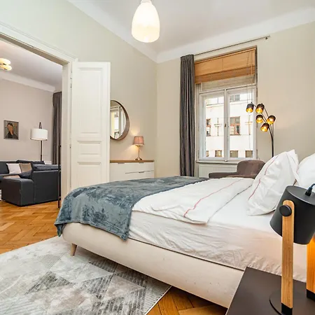 Large And Modern In The Heart Of דירה *