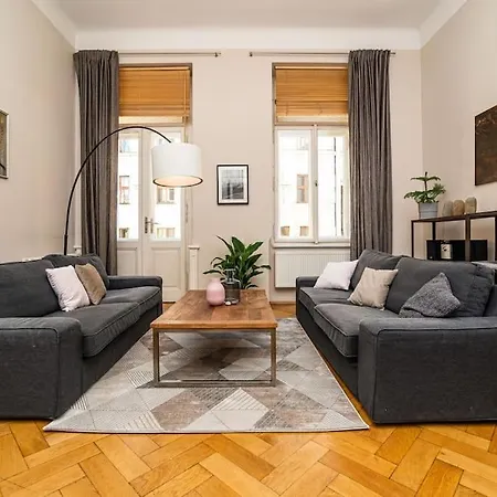 Large And Modern In The Heart Of * פראג